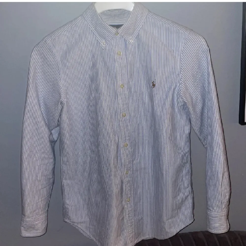 Säljer en skit snygg polo skjorta med toppen kvalitet 9/10. Vid mer frågor eller bilder är det bara att skriva.. Skjortor.