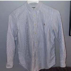Säljer en skit snygg polo skjorta med toppen kvalitet 9/10. Vid mer frågor eller bilder är det bara att skriva.