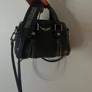 Zadig sunny bag - Säljer min älskade Zadig väska då jag vill köpa en ny väska🫶🏻modellen ”Sunny Nano studs bag”. Nypris 3895kr