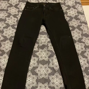 Nudie Jeans - Gritty Jackson Dry Black, W28 L30 Säljer då de är för små. Sparsamt använda. 