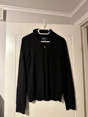 Svart half zip - Snygg svart half zip (100% merino ull) tröja från Brothers.  Använd en gång då jag kände att den blev för liten. Lapparna är inte kvar men man ser att den är nästan oanvänd. Nypris 1000 kr. Pris kan diskuteras vid snabb affär