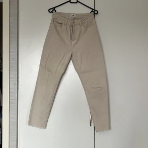  jeans - Oanvända beiga jeans från only 