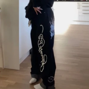 ed hardy jeans - skitsnygga ed hardy jeans, använda bara ett fåtal gånger så är i stort sätt i nyskick. 80 cm innerbenslängd & 40 cm midjebredd, kom gärna privat om det finns frågor!🌟