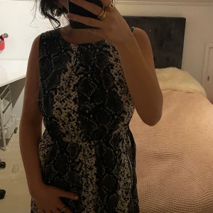 Klänning - Super söt känning från SVEA i storlek S. Super skön o luftigt material. säljs på grund av att den inte kommer till användning.