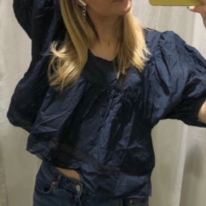 Blus - Marinblå blus, köpt second hand🩷