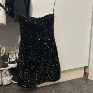 Mini giltter klänning  - En perfekt giltter klänning nu till nyår ifrån Lindex, använd en gång. Nypris 499 mitt pris är 450