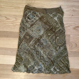 Midi kjol - Så snygg mönstrad midi kjol som inte kommer till användning!🪐