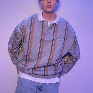 Unik sweatshirt med krage - Randig oversized sweatshirt med krage. Storlek M (jag är 183cm) OANVÄND!