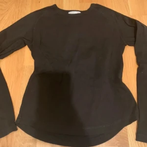 Svart tröja - Fin långärmad svart tröj. Mycket bra skick🥰