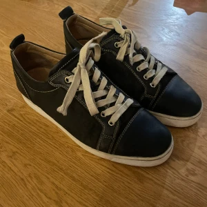 Christian Louboutin skor - Säljer ett par feta Christian Louboutin skor i storlek 43 ( kan även passa större). Självklart äkta. Använt skick. Hör av er vid ytterligare frågor!🤝🏻