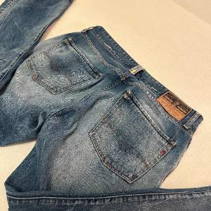 Jag säljer ett par as fina Replay jeans som är inte kommit till användning och är lite för stora för mig, säljer för 200 men pris kan diskuteras❤️passar både storlek M och L