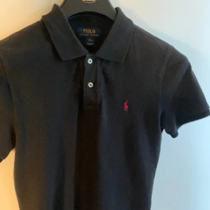 Polo Ralph Lauren piké  - Svart Ralph Lauren piké, storlek L barn men passar XS vuxen (ca 165-175cm). Skick 7/10 