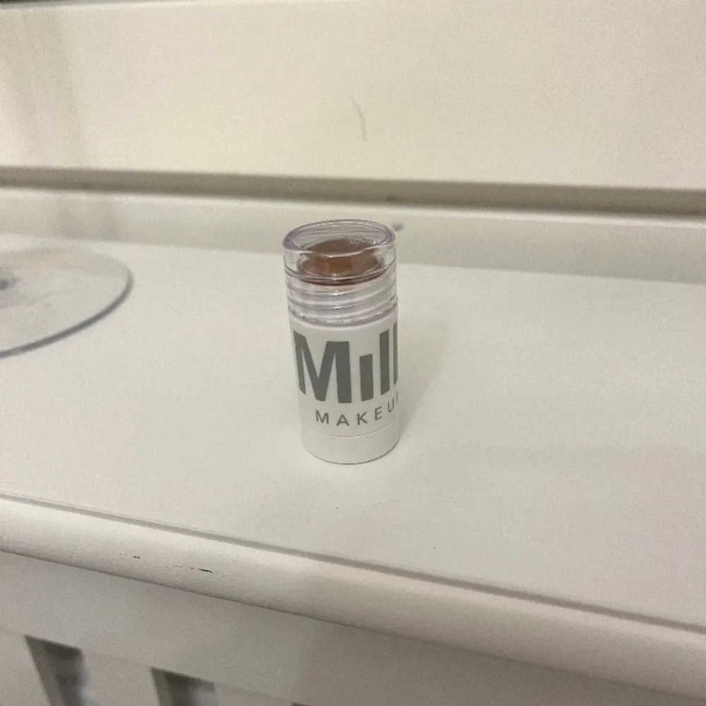 En helt ny milk bronzer jag säljer då jag fick två av misstag. Den är aldrig använd och alltså helt i nyskick. . Skönhet.