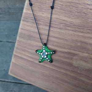 Halsband sjöstjärna  - Skulpterat och målat för hand. Man kan förlänga och förkorta det, och jag kommer även att lägga upp fler färger på min sida! 