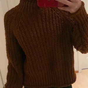 stickad brun tröja - hello, säljer denna stickade tröjan från H&M stl S!!