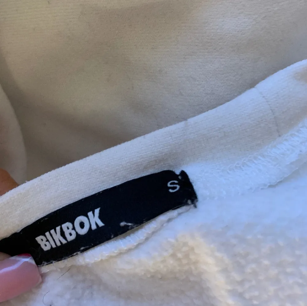 En croppad sweatshirt ifrån Bikbok i stl S som knappt är använd💕. Hoodies.