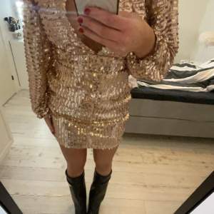 Skit snygg guld-glitterklänning PERFEKT till nyår!✨ helt oanvänd, etiketter kvar!