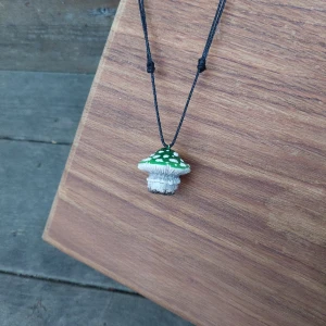 Halsband - Skulpterat och målat för hand. Man kan förlänga och förkorta det, och jag kommer även att lägga upp fler färger på min sida