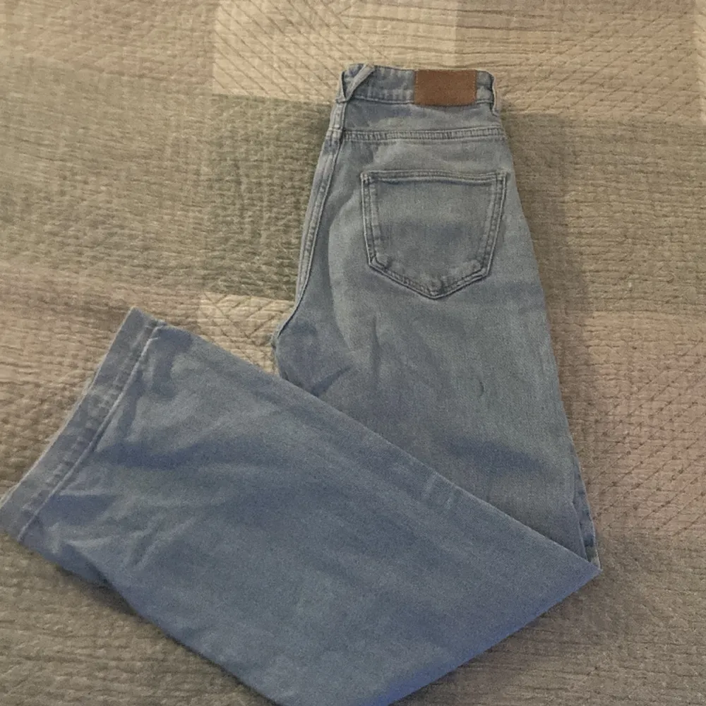 Ett par jättefina jeans från Carin Wester i storlek 34 passar även 36 men kan vara lite korta. Lappen back har lossnat lite men annars är de i bra skick. Säljer pga de är förkorta🩵. Jeans & Byxor.
