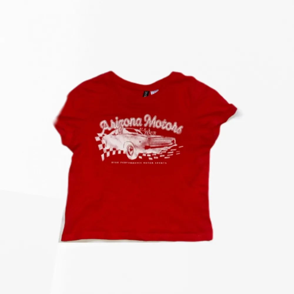 En röd babytee med racer tryck på! Jätte bra kvalitet och andvänd ett fåtal gånger❤️storlek xs. T-shirts.