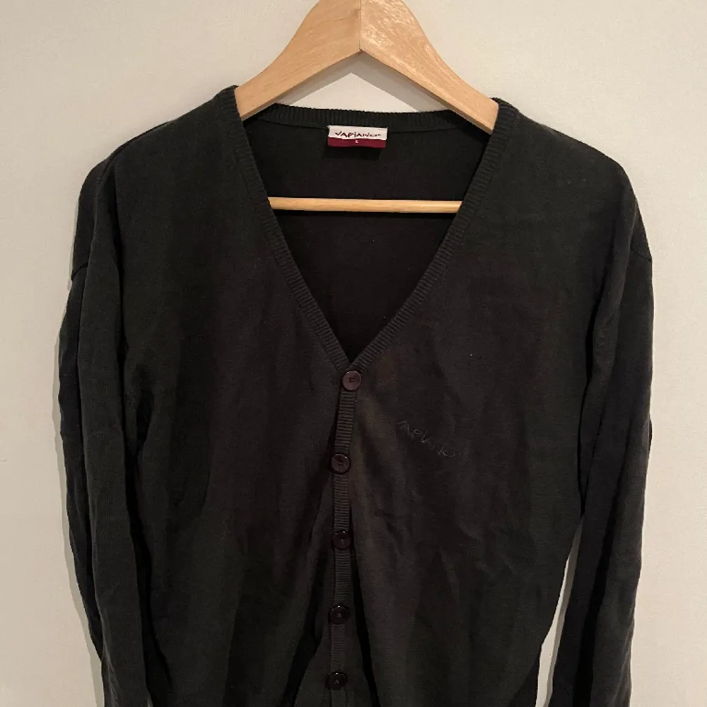 Snygg stickad kofta i grymt skick, inga defekter. Storlek S. Modellen är 180 cm. Nypris 999kr. Vårat pris 199. Skriv vid minsta intresse!📩. Neuleet.