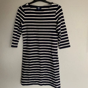 Mörkblå/vit klänning🤍 - Mörkblå/vit randig klänning från GANT i storlek S🤍 Köparen står för frakten🥰