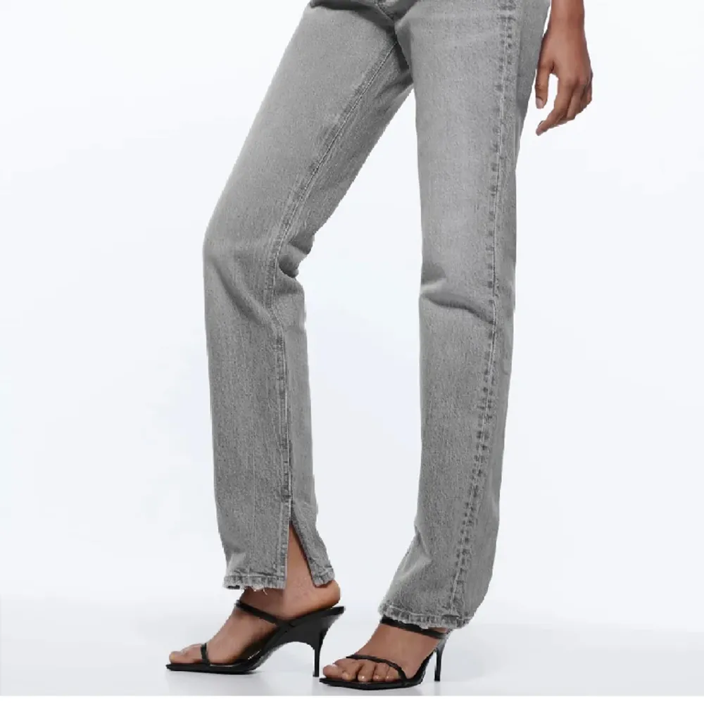 Helt nya gråa mid rise jeans ifrån zara.. Jeans & Byxor.