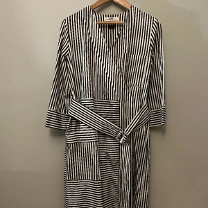 HOPE omlottklänning/kappa - En klänning i lite kraftigare bomull. Fin både som klänning och sommarkappa. Croppad ärm. Knappt använd. 