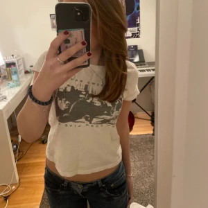 Brandy Melville tröja - Tröja från brandy Melville som inte kommer till användning ❤️storleken är ONE SIZE men den passar mig som är S/XS, tryck gärna på köp nu