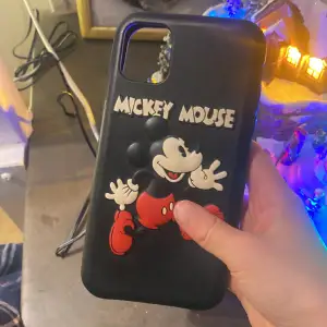 Här kan du få ett fint mobil skal till appel 11 det är mickey mouse på som den roliga och finna karaktären han är lent typ av matrial och lite glittrigt❤️