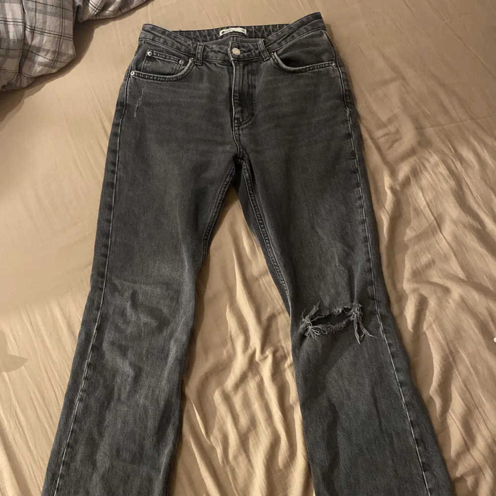 Säljer mina gråa jeans från ginatricot, använder inte längre. Är i bra skick skriv för bilder på💕. Jeans & Byxor.