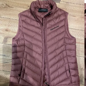 Peak performance  - Säljer mina peakperformance väst, aldrig andvänd och är i nytt sick, nytt pris 2350kr