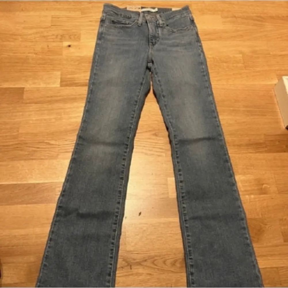 Helt nya bootcut jeans från Levis!. Jeans & Byxor.