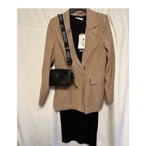 Kavaj från Na-kd, ny med tags! 36 - Ny kavaj från Na-kd!  Brun/beige i färgen  Annons gäller endast kavajen!   