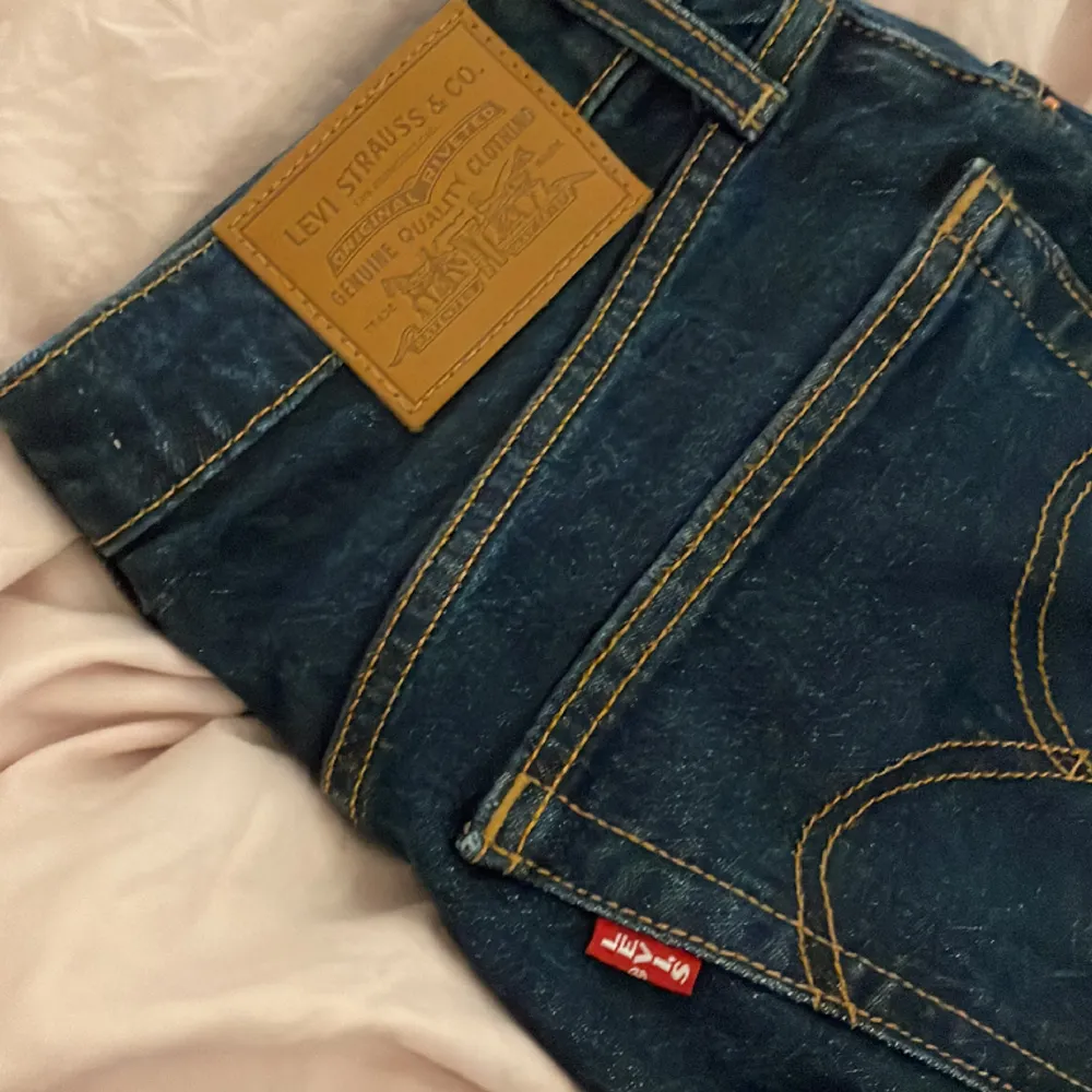 Mörkblåa jeans från levis! pris kan diskuteras!! passar mig som är 172. Jeans & Byxor.