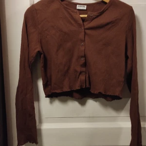 Kofta - Brun kort kofta, endast använd en gång