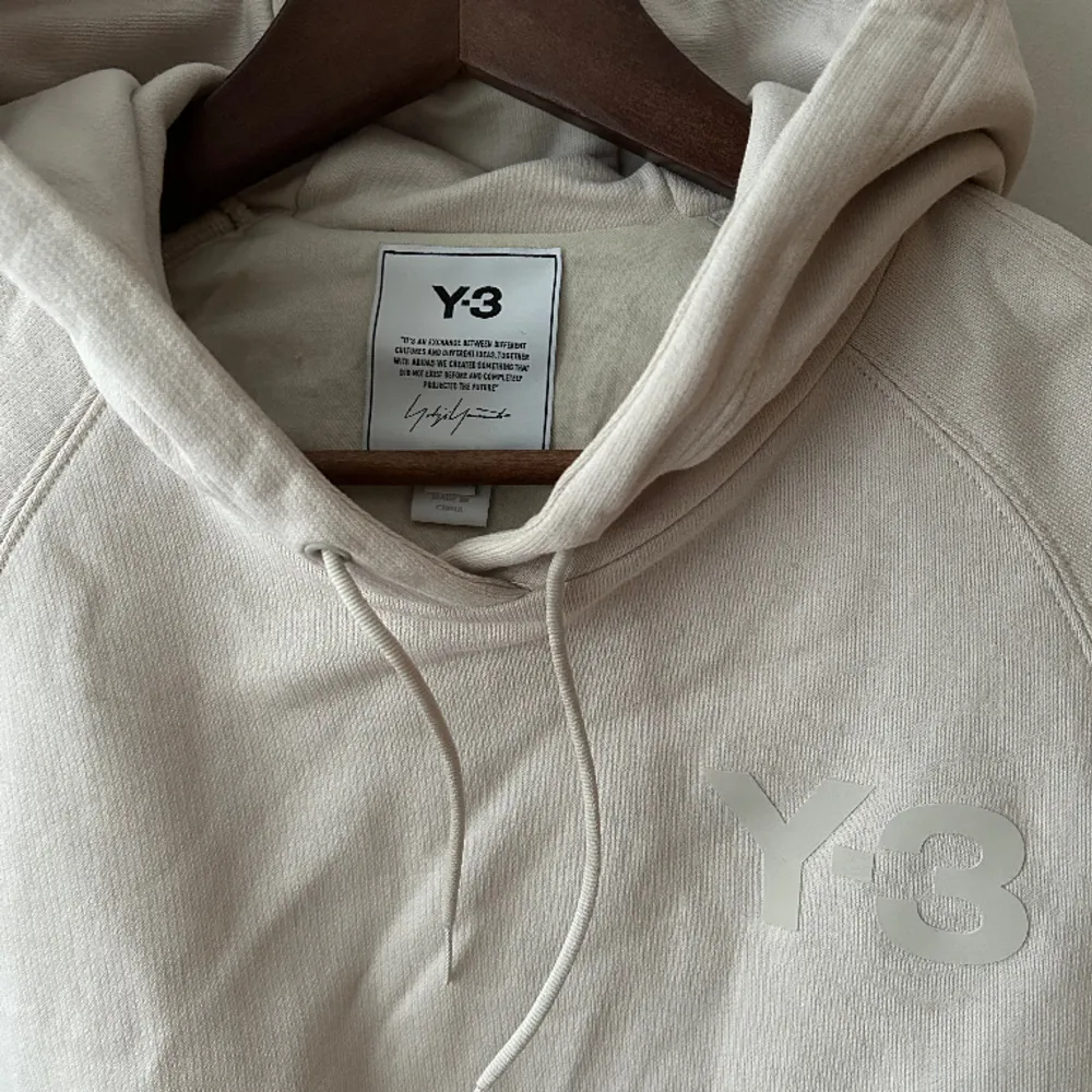 Adidas Y-3 Classic chest logo hoodie i beige. Storlek XS. Som ny, bara testad.. Hoodies.