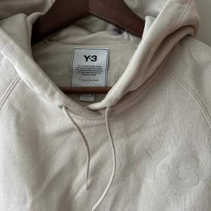 Adidas Y-3 Classic chest logo hoodie i beige. Storlek XS. Som ny, bara testad.