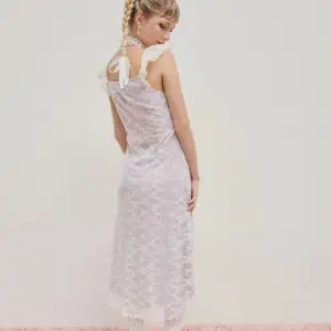 Superfin lång klänning med spets i vitt & en slags sliverlila nyans