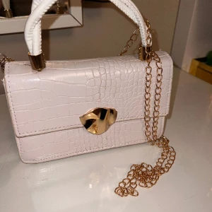 väska - En väska från shein som aldrig har kommit till användning.