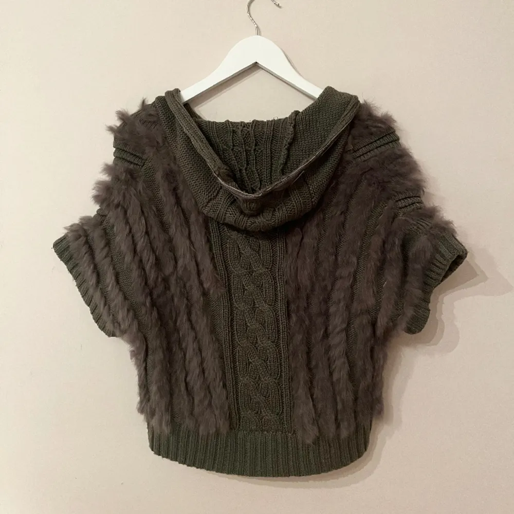Säljer denna tröjan. Startar en budgivning på den då många är intresserade, höj med minst 10kr för varje bud💕. Tröjor & Koftor.