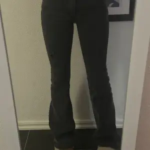 Säljer mina lågmidjade gråa jeans från Shein, bara använt ett fåtal gånger så nästan som nya! De har även en liten detalj på vänster ben storlek 34