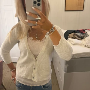 Kofta - Säljer denna glittriga kofta med korta ärmar o super söta små fickor❤️❤️❤️