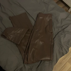 Skinnbyxor - Säljer dessa bruna skinnbyxor från nelly, finns inte kvar på hemsidan, storlek S, säljer för 150kr + frakt🫶🏻