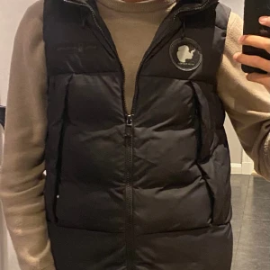 Sailracing väst - Säljer min sail racing väst eftersom den inte används. Säljs inte längre och nypris är 3500kr. Skick 8/10. 