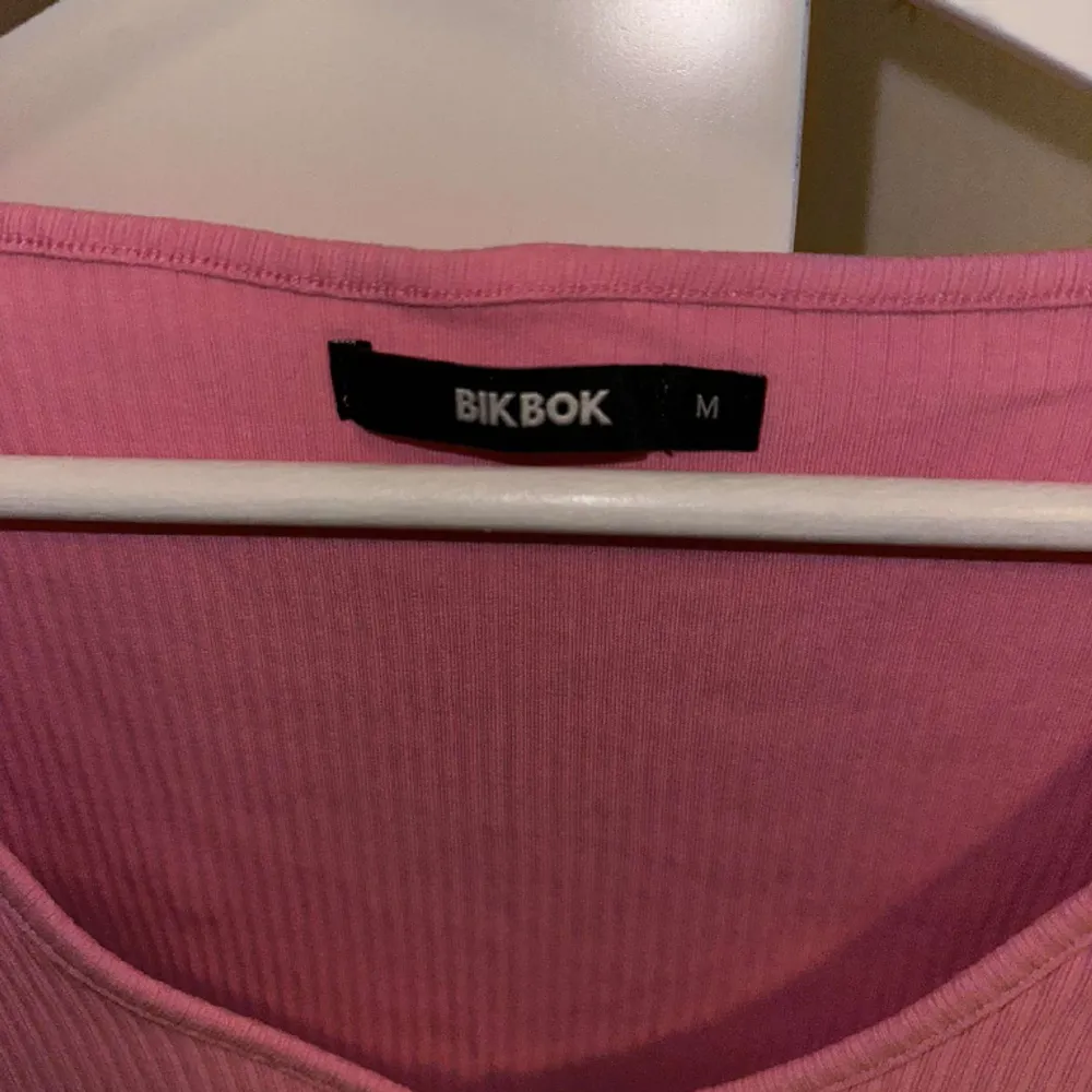 Säljer denna fina rosa kortärmade tröjan från bikbok då den inte kommer till användning, använt en gång🩷. Toppar.