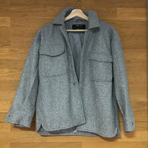 Grå kappa - Köpte denna kappan i somras och den har inte kommit till användning alls, alltså har jag aldrig använt den, den är också lite tjockare material än en vanlig kappa, kappan är i storlek xxs men är stor i storleken alltså passar det också för folk som har M