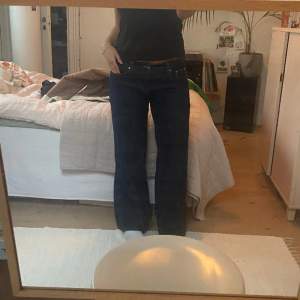 Superfina jeans från Ginatricot som är lite små på mig. De är i storlek 36 men ganska stora i storleken så skulle säga att de passar någon med storlek 38 bättre. De är knappt använda😇