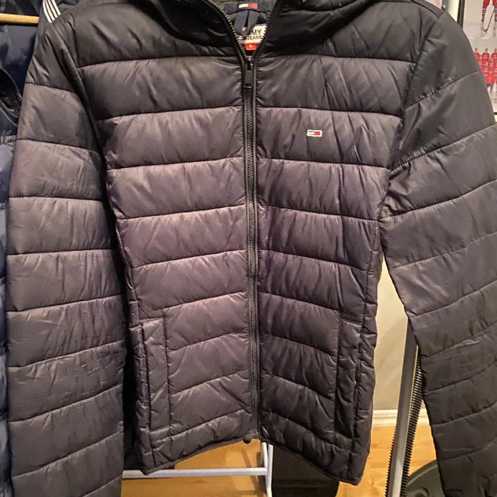 Säljer min gamla Tommy Hilfiger jacka som passar perfekt till vår eller höst. Den har en luva. Jackan finns inte kvar men köpte för ca 1200kr. Inga defekter eller skador . Jackor.