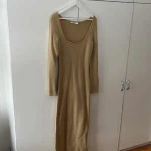 Stickad klänning - Lång stickad klänning. 